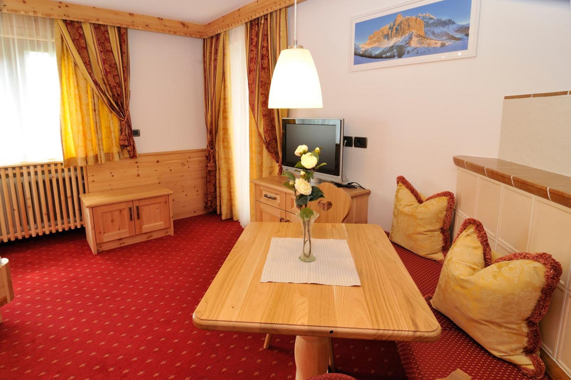 Garni Hotel Iris Sëlva Buitenkant foto